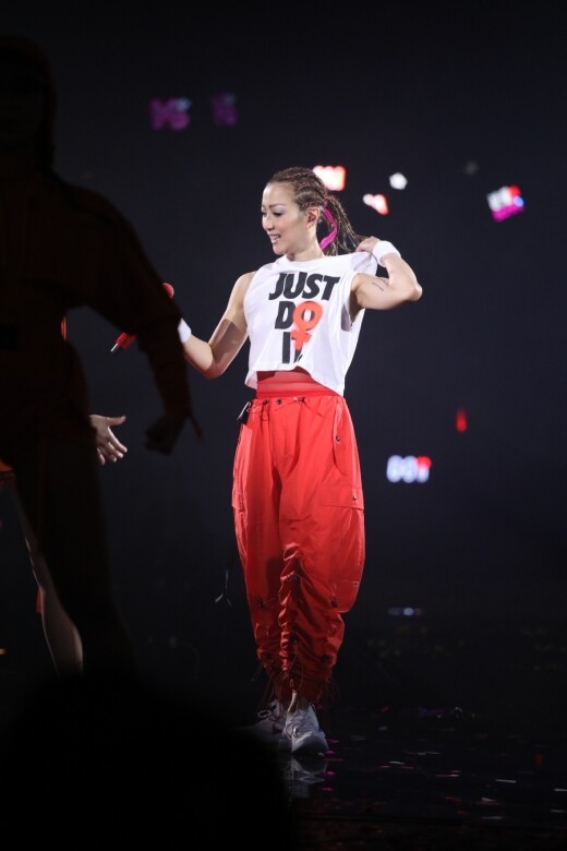 這身紅褲配「Just do it」字樣白色背心可以說是演唱會中唯一一個較casual的造