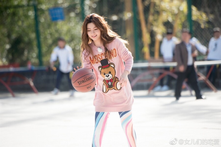 Selina穿上淺粉紅色Moschino 泰迪熊印花圖案長身上衣，下身搭配拼色legging打籃球，少