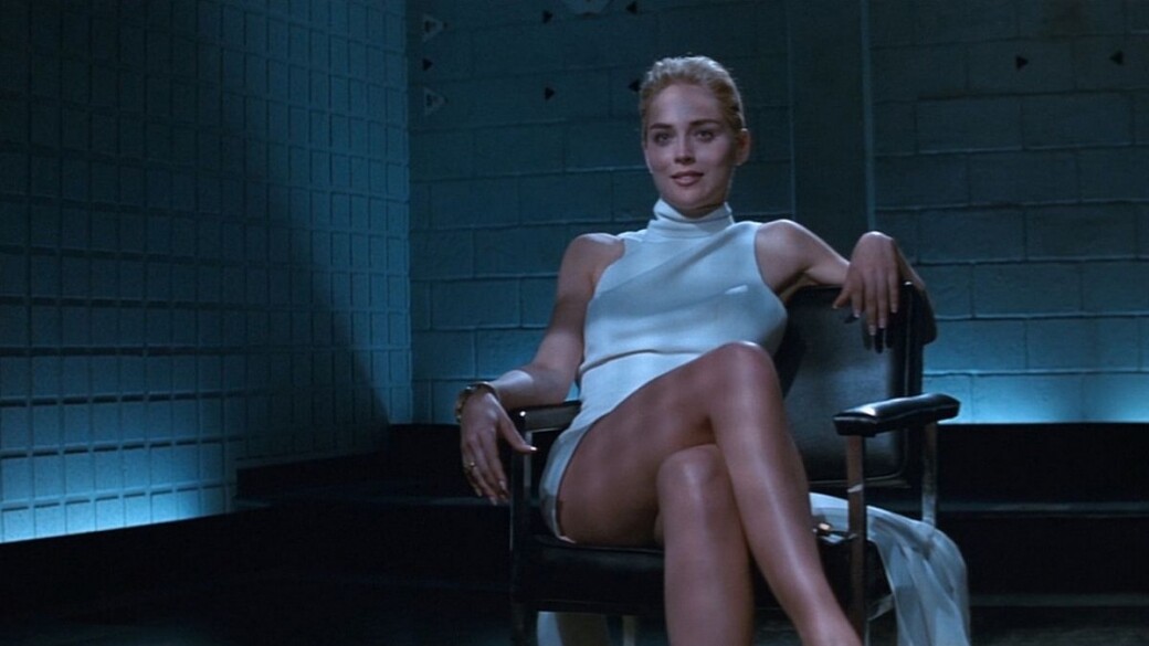 莎朗史東在驚悚電影《本能》中，接受審訊時張腿翹腳誘惑的模樣