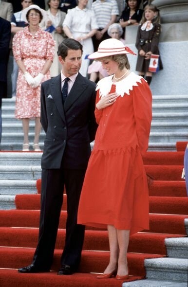 他們一同到加拿大艾德蒙頓外訪。戴安娜王妃以優雅的鮮紅色裙裝配搭