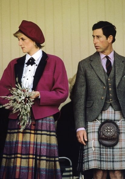 他們身穿傳統的蘇格蘭服飾出席蘇格蘭的傳統盛事布雷馬皇家高地運