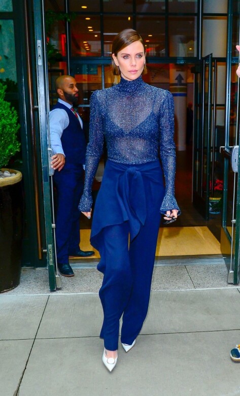 Charlize Theron以透視上衣讓寶藍色系的服裝顯得不太厚重，藍色的金蔥上衣透視