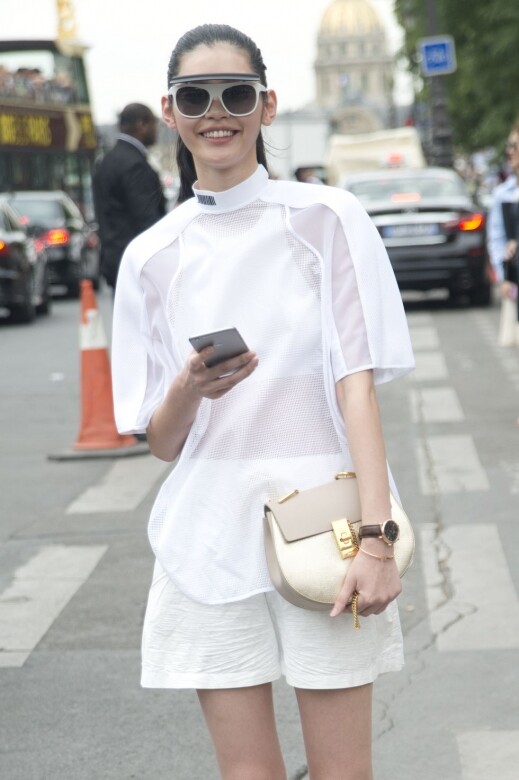 「維密天使」模特兒奚夢瑤，一身剪裁俐落的網紗透視上衣，搭配白色短褲和