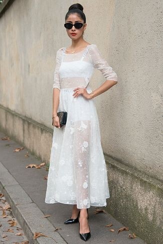 品牌創始人Dennie Elias，將薄紗穿出了獨特的復古風情，一身白色蕾絲裙搭配純