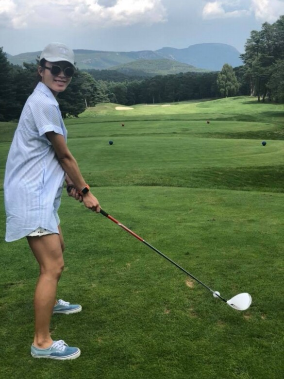 Vivi還親身落場體驗打高爾夫球，湊湊熱鬧，穿上鬆身恤衫配短褲的她像個