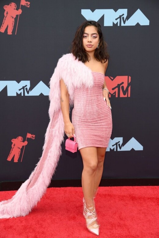 Kiana Lede以突顯S型曲線的緊身裙子亮相VMA的舞台，她披上毛絨絨的粉色披
