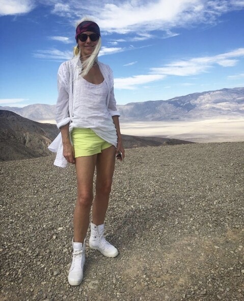 難以駕馭的熒光色也是Yazemeenah，一條熒光黃熱褲即時為全白造型帶來時尚感