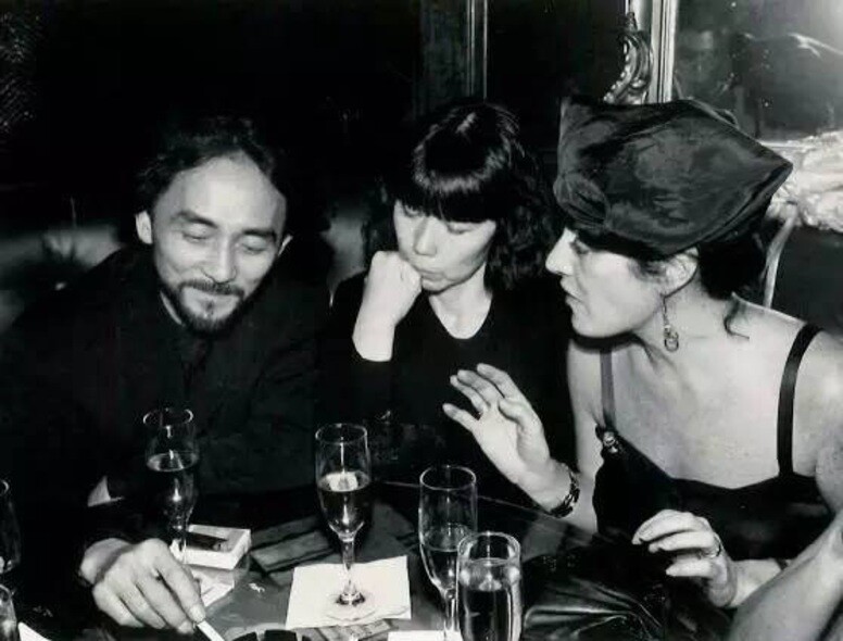 80年代，山本耀司與川久保玲齊齊勇闖巴黎時裝週，二人那顛覆傳統的時