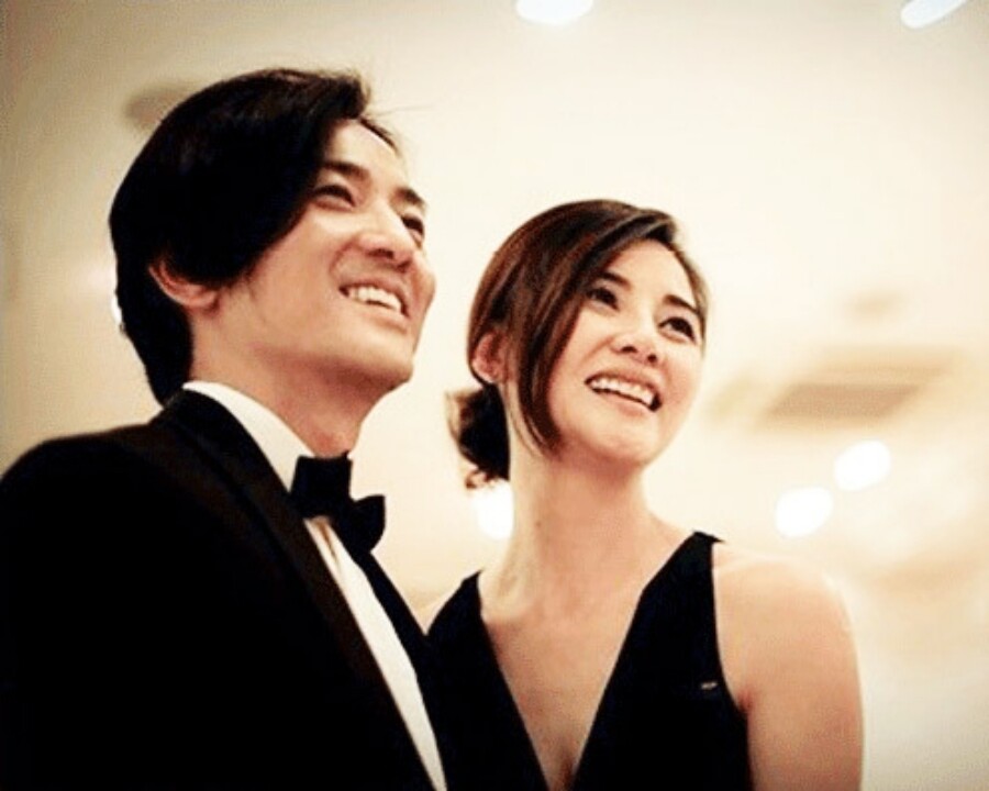 鄭伊健和蒙嘉慧於1月28日在東京舉行低調婚宴，婚宴當天Yoyo穿上了黑