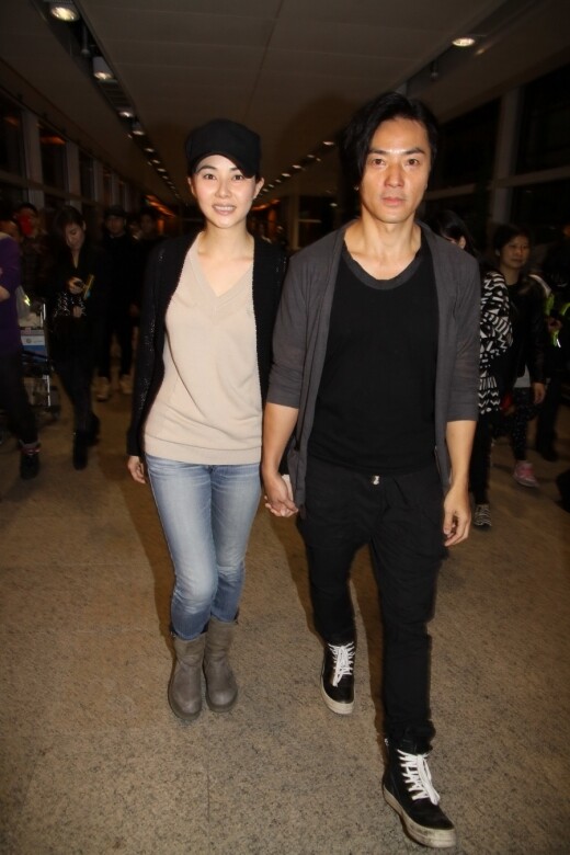 2013年1月31日，一對新人從日本返港，面對傳媒於機場圍訪，鄭伊健與太太