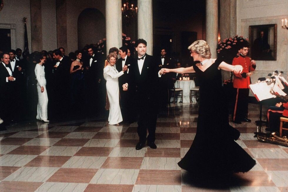 John Travolta穿著一身尖尾的燕尾服參加白宮晚宴，並以舞蹈向公主致敬。