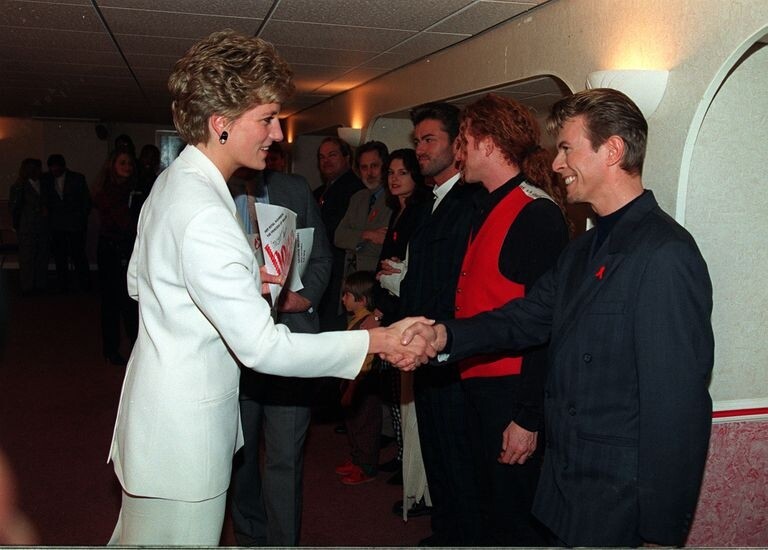 David Bowie在1993年世界愛滋病日音樂會表演前，遇到了戴安娜王妃，Bowie當時穿着