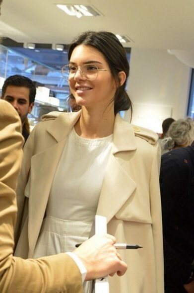 Kendall Jenner戴上金屬幼框眼鏡點綴！金色細框不但不會像黑框一樣讓整體看起