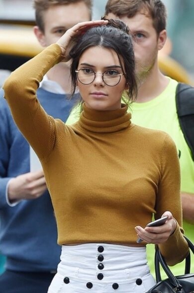 如果覺得短褲配素上衣太過單調，不妨學學Kendall Jenner綁上丸子頭、戴上眼鏡，就
