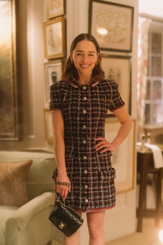 Emilia Clarke身穿的是Chanel 2020年春夏成衣系列，白紅色斜紋連衣裙作品，還配上品牌