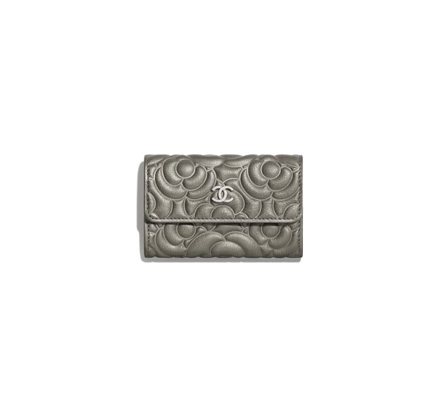 山茶花壓紋卡片套有容量較大的揭蓋式設計，帶暗閃效果的金屬色皮革