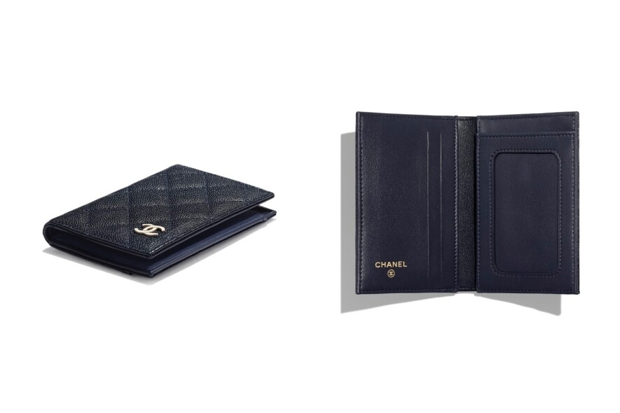 對摺式卡片套勝在有顯示證件的間隔，設計薄身纖巧，設計長青優雅。經典