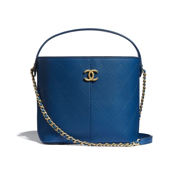 新款式Chanel皮革tote bag設計簡約，手挽以外還附有長鏈帶，袋面點綴CC logo，雋永