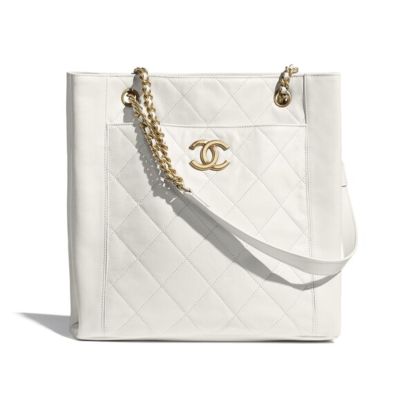 長方形的復古設計tote bag令人心動，柔軟的白色小牛皮配上金色鏈帶，清新