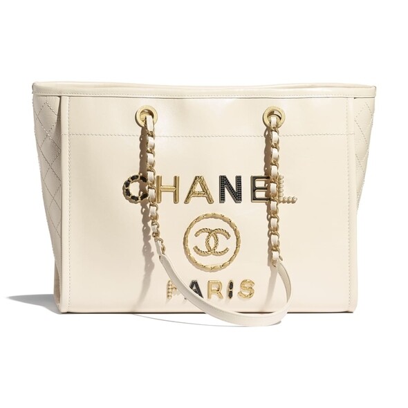 作為經典長青的Chanel袋款，這個以乳白色皮革製作的Chanel tote bag比帆布款多了