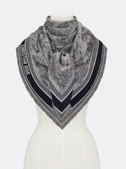 屬於貴婦最愛品牌的Dior有各種圖案絲巾，愛高調的可選Oblique圖案，至於低調