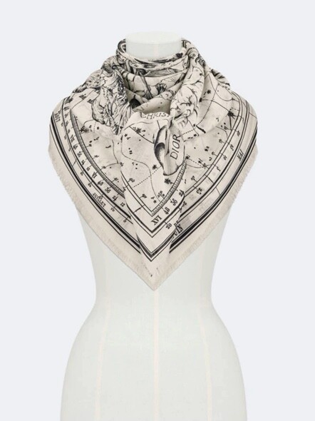 星宿是Dior的重要設計元素，頸鏈、耳環配飾不時用上12個星座造型，絲巾圖