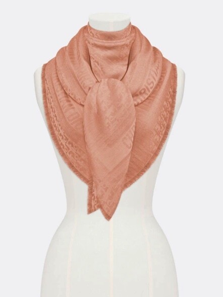 Dior Oblique絲巾是入門首選，價格是品牌眾多設計中最便宜的，深淺顏色一應俱