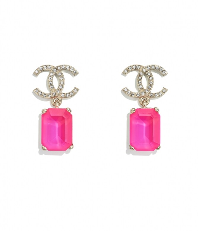 絢麗的桃紅色水晶，加上鑲滿水晶的CC logo，﻿奢華高貴的組合最適合盛裝打