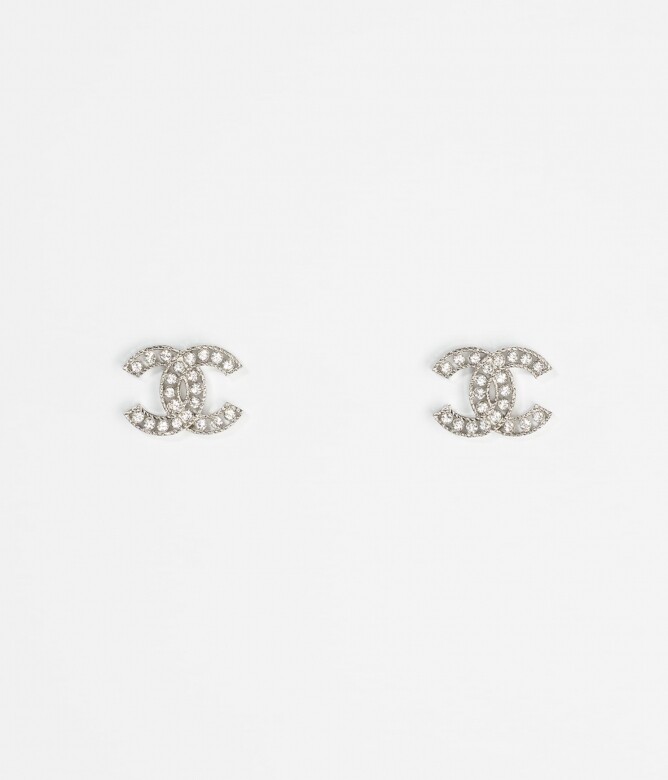 Chanel的CC logo耳環是不少女士的入門級耳環，這款簡單鑲滿水晶的高貴設計