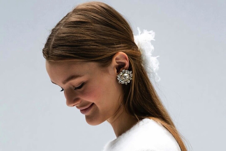小資女入門之選：Chanel CC珍珠耳環好華麗 即成為造型焦點！