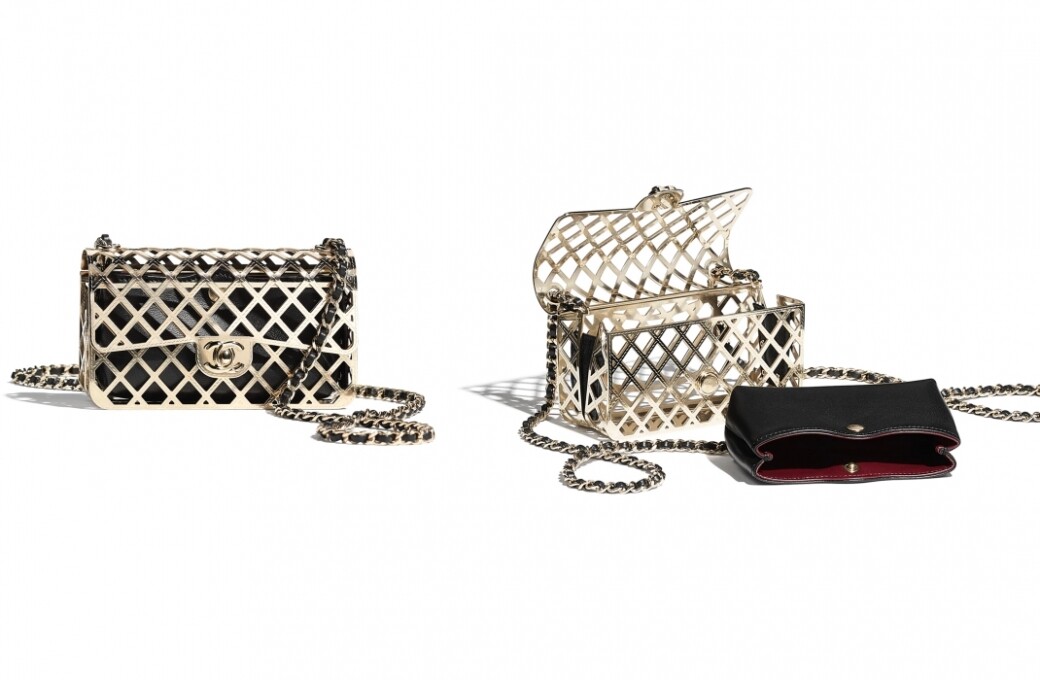 Chanel迷你晚裝手袋，外層是鏤空格紋金屬殼，內裡是小羊皮手拿包，萃取品牌