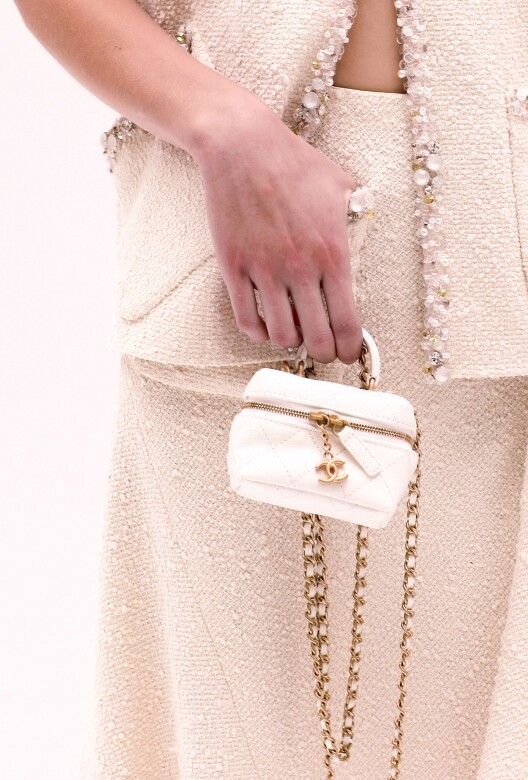 Chanel迷你梳妝袋，顧名思義供女性放置外出必備化妝品，精緻小巧，梳妝袋上