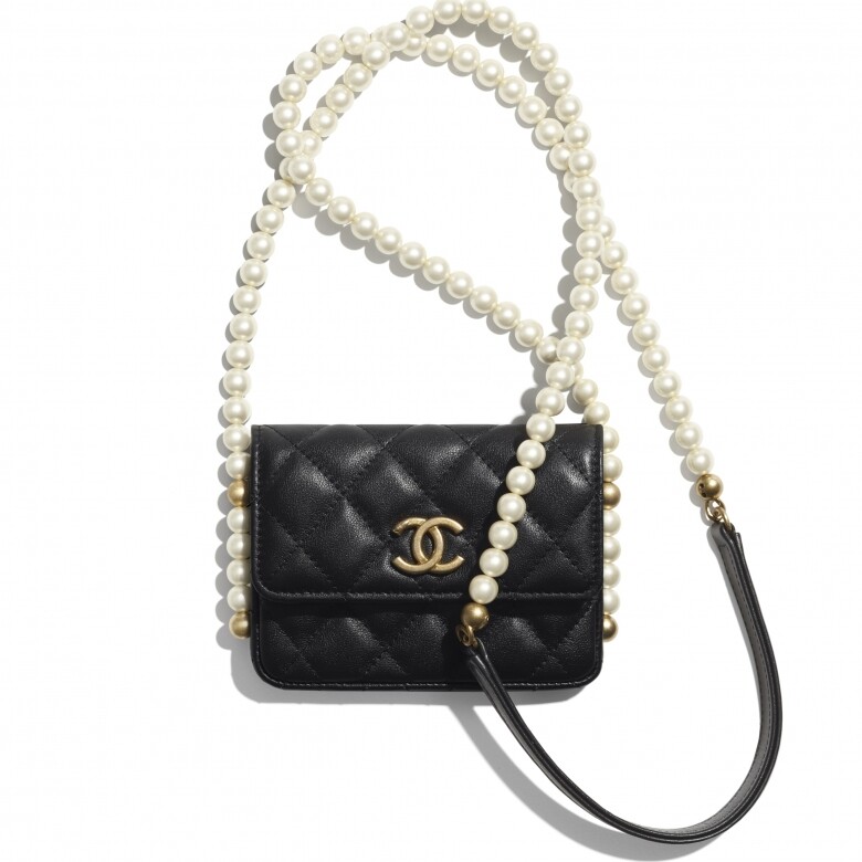 Chanel仿珍珠鏈帶卡片套，相對薄荷綠色的零錢包更成熟優雅，配以仿珍珠鏈