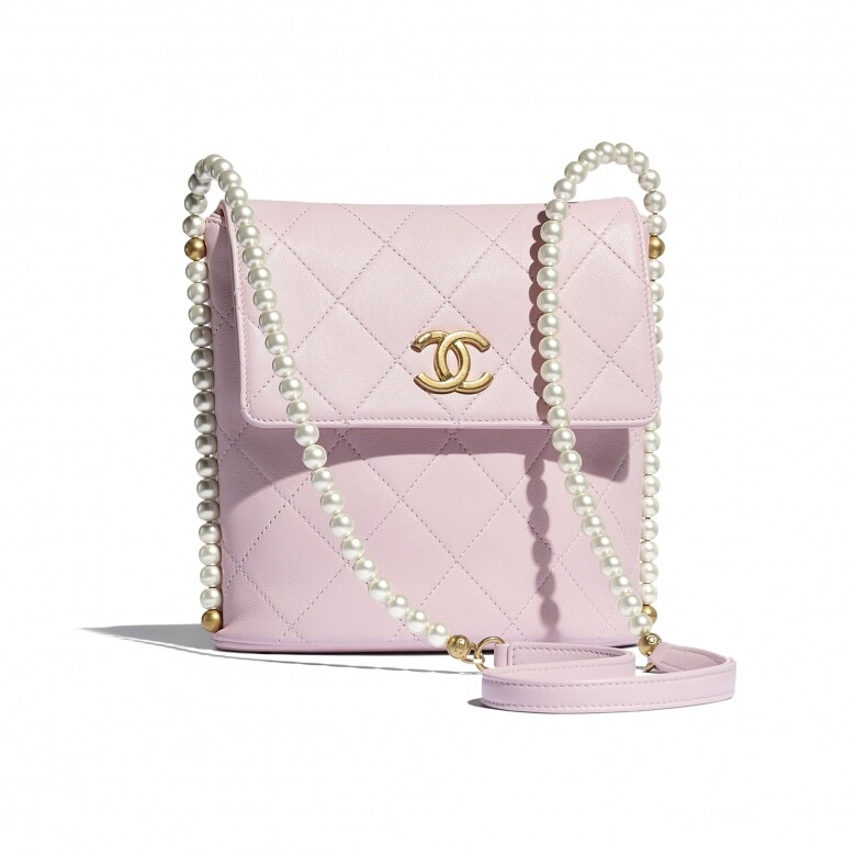 Chanel仿珍珠鏈帶斜揹袋，取品牌經典Hobo手袋並加以改良，簡化當初設計添加