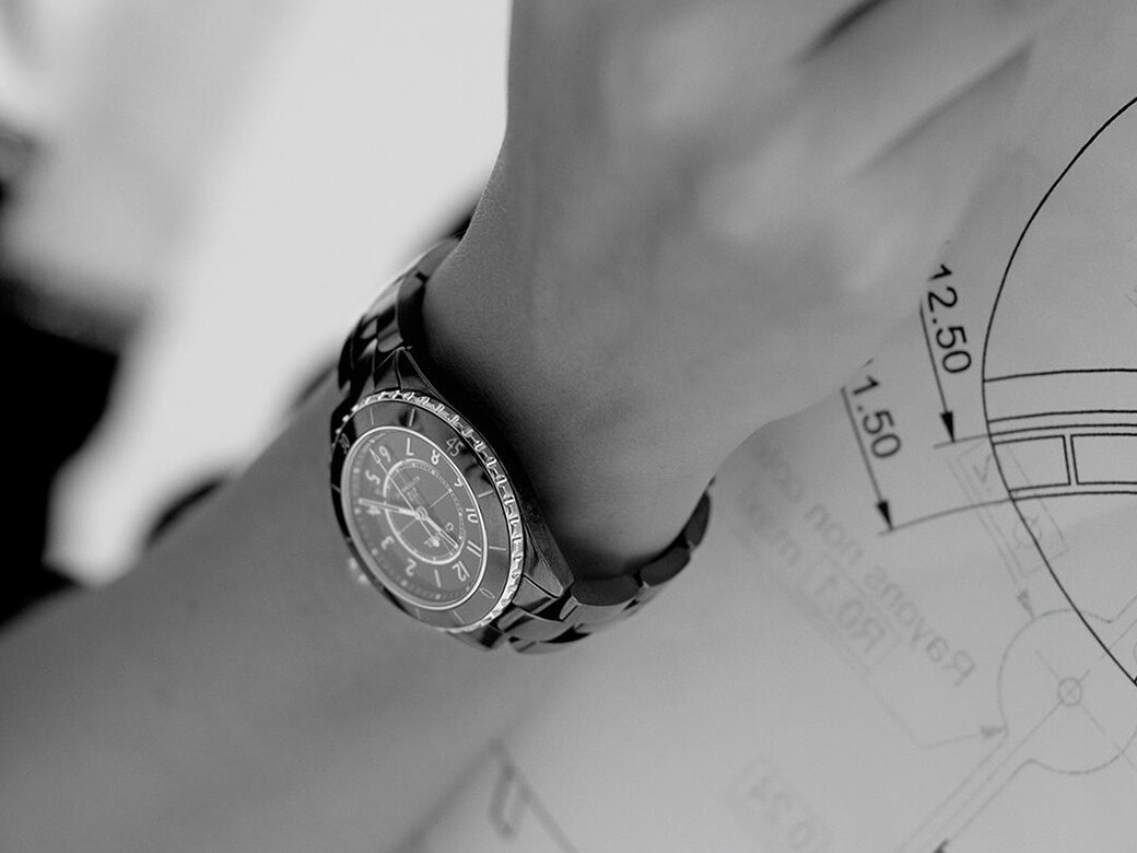 第一款CHANEL J12手錶在時任CHANEL藝術總監Jacques Helleu的巧手下，經過七年時間設計