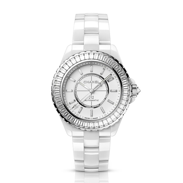 J12 Bageutte Diamond Bezel Caliber 12.2手錶是另一個細錶之選，有兩個尺寸型號供選擇，33毫