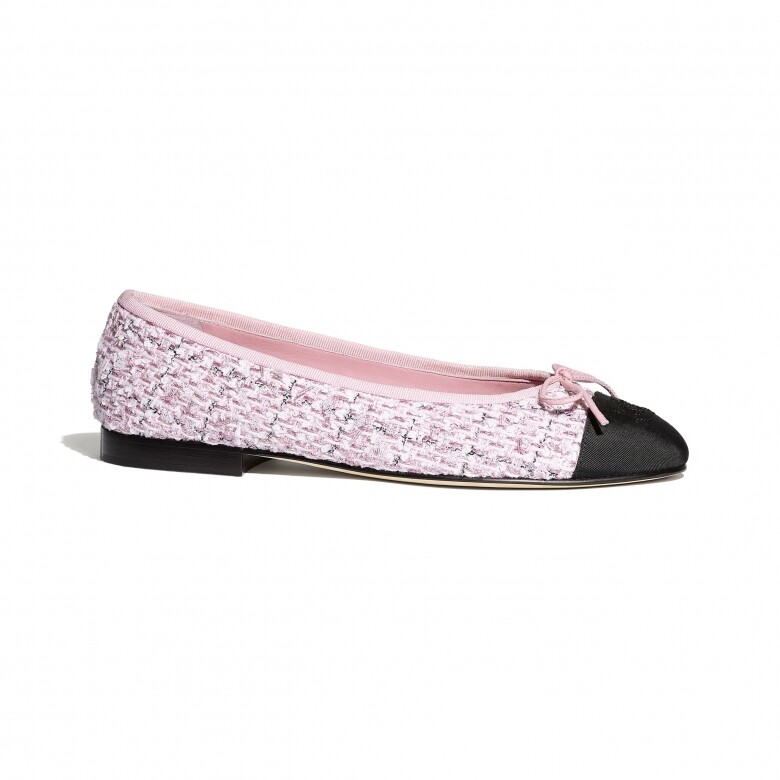 Chanel芭蕾舞鞋，以粉紅色配黑色的斜紋軟呢作為鞋身，奠定甜美的風格主調