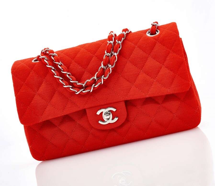 CC雙扣與金屬鏈是品牌的經典標誌，然而這個鮮紅色的Chanel 2.55又會能令