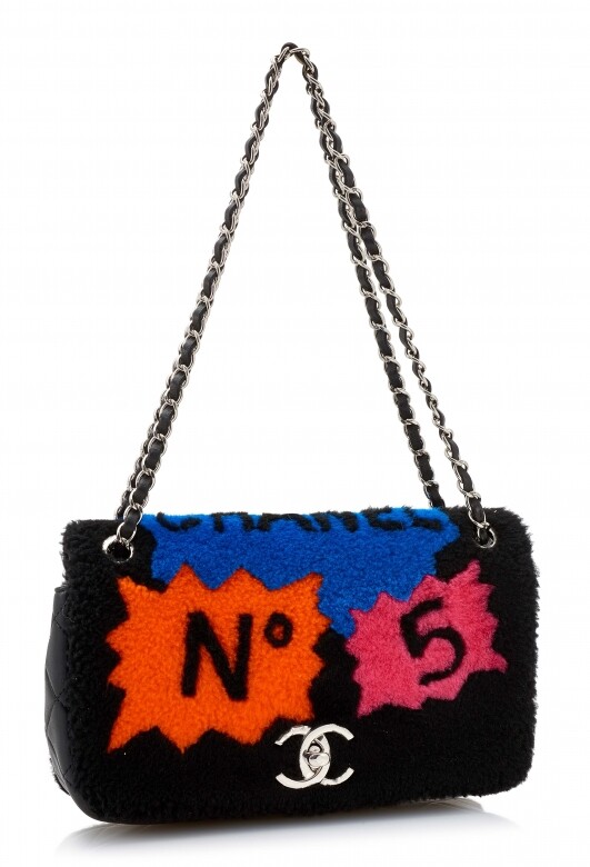 手袋是Chanel的2014年秋冬系列時問世，色彩豐富。記得整個系列本以用絢爛的
