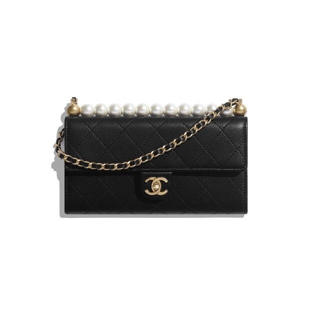 標誌性的Chanel菱格紋小手袋上綴有珍珠珠串，是經典與摩登的最佳混合體