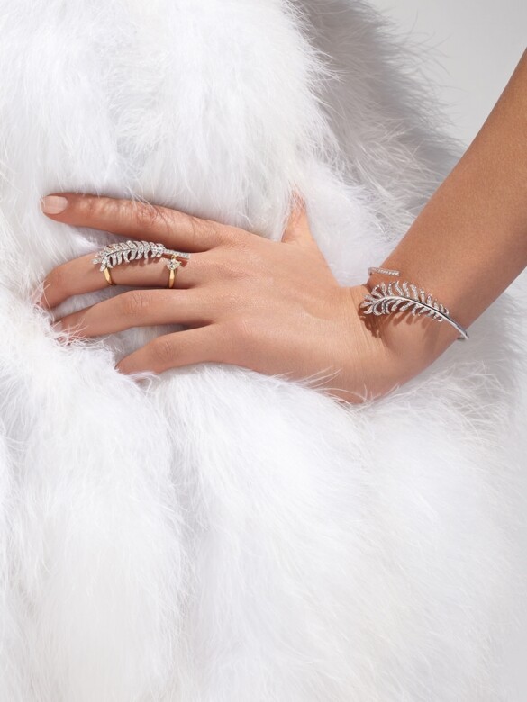 栩栩如生的羽毛化身18K白金與18K黃金鑲鑽石戒指，就連Tilda Swinton也被它