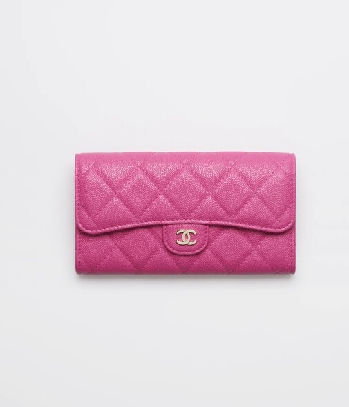 Chanel 2022春夏pre-collection這款hot Pink長銀包，就適合大愛粉紅色及鮮艷顏色的你，而且