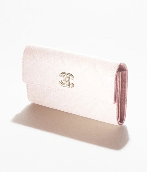 荔枝小牛皮還有這款Chanel 2022春夏系的垂蓋長銀包，用上飾金鍊的雙C logo，更