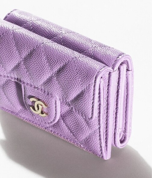 Chanel今季推出了薰衣草紫的短款的經典雙C垂蓋銀包，顏色特別，而且小巧