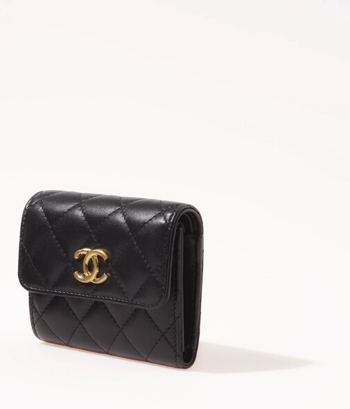 這款Chanel正方形的黑色小羊皮短銀包，經典雙C及垂蓋設計，卡片位不多，但