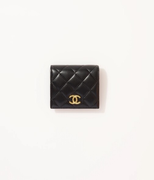這款Chanel格紋金色雙C Logo短身銀包，內有放置零錢的小袋，加上足夠的卡片