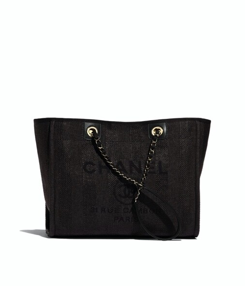 Chanel的鏈帶tote bag長出長有，一直是貴婦的頭號目標，由混合布料所製的黑色
