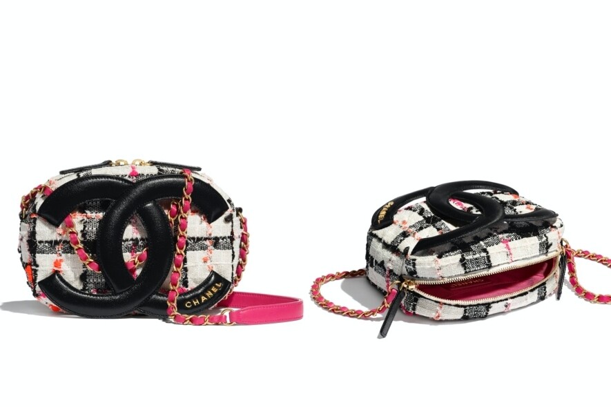 Chanel相機袋由過往的長方形變成呈橢圓形，軟呢袋身飾巨型的CC皮革標誌