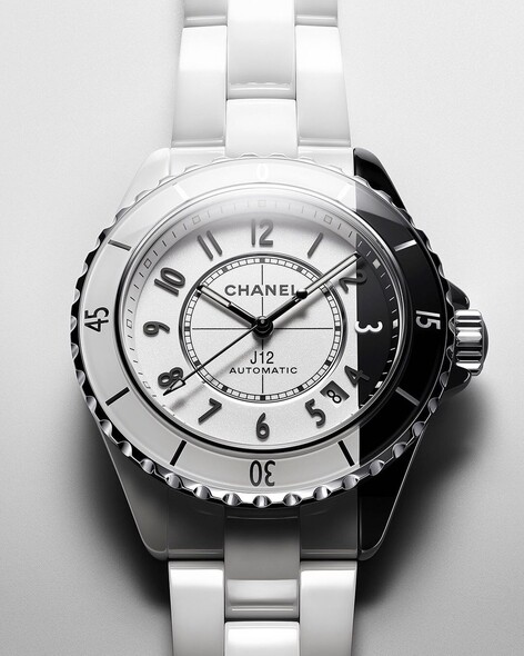 組裝這細緻工序專為Chanel J12 Paradoxe腕錶而設計，必須將錶盤和錶圈，及黑白雙