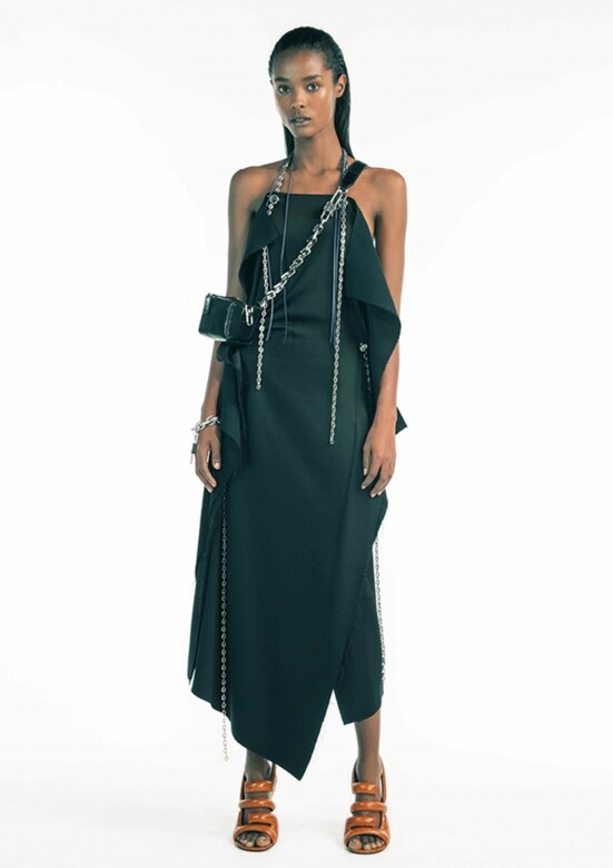 Williams執掌Givenchy後，為品牌設計的首個2021春夏時裝周系列以他最拿手的金屬配